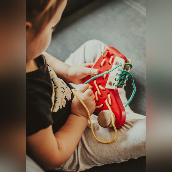 BAJO RED WOODEN LACING SHOE ON WHEELS ROLLERSKATE BOYS GIRLS UNISEX IN EXCELLENT - Picture 5 of 8